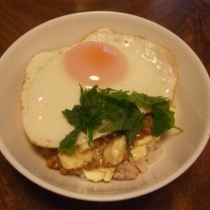 めだまやきを乗せて❤大葉で爽やか納豆豆腐丼＊＊